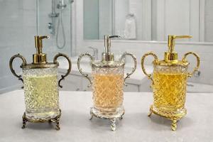 Dispensador de jabón líquido de vidrio de lujo con bomba metálica para baño, habitación de huéspedes, spa y ocasiones especiales, decoración de la India. - Product Image 5