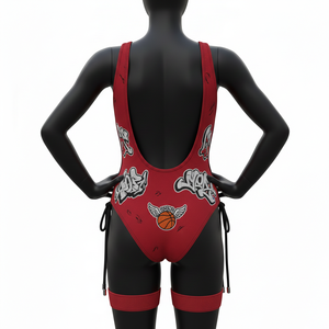 Traje de baño para mujer, 235 GSM, mezcla suave de nailon y spandex, rojo carmesí, panel en contraste, logotipo personalizado con transferencia térmica. - Product Image 2