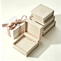 Boîte cadeau rigide magnétique écologique haut de gamme beige-kaki avec logo MH personnalisé, insert en velours pour bagues et boucles d'oreilles