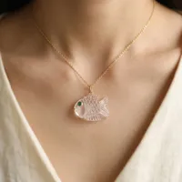 Collier Pendentif Poisson Sculpté en Cristal de Quartz et Pierre Précieuse avec Émeraude Verte et Oeil CZ, Plaqué Or 18 carats, en Laiton, Vente en Gros