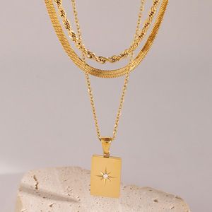 Collar Minimalista con Colgante de Estrella Geométrica de Acero Inoxidable Chapado en Oro de 18K con Circonita - Product Image 1
