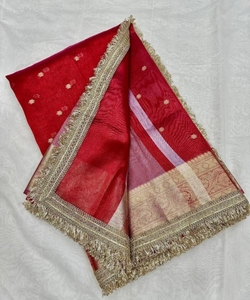Sari Banarasi de Seda Tejida India con Borde de Templo y Estampado de Polka, Sin Arrugas, de Secado Rápido, para Fiestas Tradicionales - Product Image 1