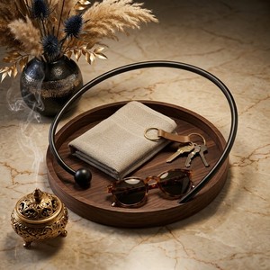 Bandeja de exhibición de madera hecha a mano con asa de metal negro con recubrimiento en polvo, perfecta para decoración de mesas de lujo, hostelería y uso diario. - Product Image 2
