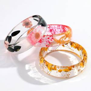 Brazalete de Resina Hecho a Mano, Joyería Premium, Accesorio de Moda Moderno, Regalo Ideal para Ella Hoy - Product Image 3