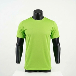 Camiseta deportiva ajustada de poliéster y spandex transpirable para hombre, ideal para correr y hacer ejercicio en el gimnasio. - Product Image 1