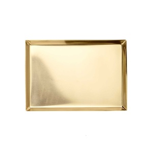 Bandeja Rectangular Dorada de Lujo con Esquinas Ornamentadas, Acabado Metálico Pulido, Elegante Plato Decorativo para Uso Residencial - Product Image 1