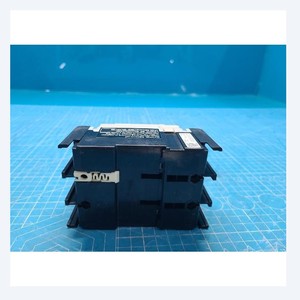 Module d'interface de contrôle RF MKS HPS Series Pneumatic Angle Valve 1075326, utilisé comme pièce détachée pour équipement semi-conducteur d'époque - Product Image 2