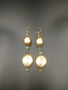 Pendientes de aro chapados en oro vintage de Amaira Jewels con perlas de imitación, joyería de moda de aleación, pendientes geométricos de regalo para mujer. - Product Image 3
