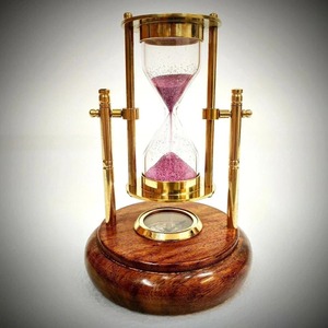 Minuteur à sable rotatif en laiton nautique sur base en bois avec boussole, objet décoratif unique, cadeau - Product Image 1