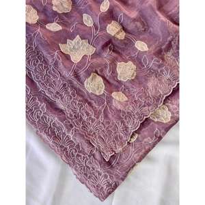 ผ้าไหมชานด้าสีลาเวนเดอร์แท้จาก Elite Weaves พร้อมงานปักลายดีไซเนอร์สำหรับงานแต่งงาน น้ำหนัก 490 กรัม - Product Image 3