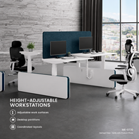 Bureau de travail rectangulaire moderne pour deux personnes, réglable en hauteur, en bois, avec dessus blanc, écran de confidentialité bleu foncé et gestion des câbles