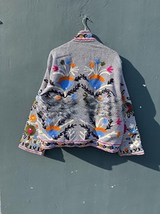 Suzani แจ็คเก็ตผ้าฝ้ายลายก้างปลาสีดำและสีขาวปักด้วยมือลายดอกไม้ - Product Image 2