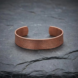 Bracelet unisexe moderne antique en cuivre massif poli, sans plomb ni nickel, forgé à la main, cadeau de mariage fait main - Product Image 2