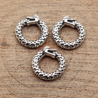 Amuleto de Serpiente Ouroboros Enrollada de 13x12mm en Aleación de Zinc Plateado Antiguo para Tiradores de Cremallera Góticos