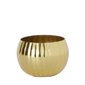 Elegante recipiente redondo dorado para velas con acabado metálico liso, ligeras ranuras verticales, estilo moderno minimalista. - Product Image 1