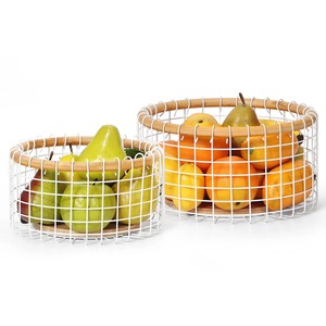 Panier de rangement moderne en fil métallique, forme ronde, porte-fruits, en métal blanc avec bord en bois, empilable, pour un rangement soigné, en provenance d'Inde - Product Image 1