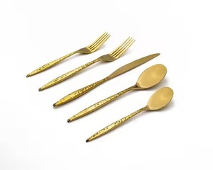 Ensemble de couverts en métal élégant, cuillère, fourchette, couteau, collection pour un style de table moderne - Product Image 3