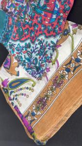 Écharpes de luxe 100 % soie pure, imprimées à l'écran, finies à la main, écologiques et prêtes à l'exportation pour les marchés de la mode haut de gamme mondiaux. - Product Image 3