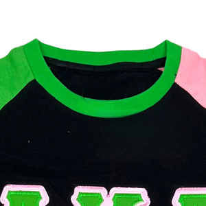 Camiseta Premium AKA Black Opp Sleeve para Mujer, Negra, Verde, Rosa, Manga Corta, Cuello Redondo, Estilo Griego Informal - Product Image 3