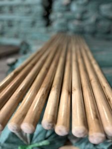 Tornillo americano Eucalipto Mangos de escoba de madera Hecho en Vietnam Ventas calientes 120X2,2 cm - Product Image 6