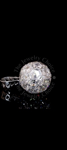 Exquisito Colgante de Bola con Diamante de Laboratorio de 20 CT, Oro Blanco de 14K, Corte Brillante Hexagonal/Pentagonal, Gema Casi Incolora con Engaste Invisible - Product Image 4