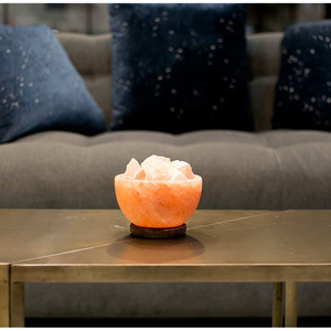 Créez un coin douillet avec une lampe de sel de l'Himalaya, un élément décoratif élégant conçu pour ajouter de la chaleur et de la beauté à votre intérieur. - Product Image 1