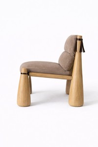 Fauteuil lounge de luxe en bois avec coussin en daim – Fauteuil sculptural en chêne pour projets hôteliers et résidentiels, fabriqué au Vietnam - Product Image 2