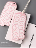 Étiquettes suspendues personnalisées en papier kraft, écologiques, avec logo en relief, impression couleur CMYK et Pantone pour vêtements, sacs et emballages