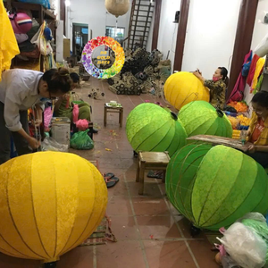 โคมไฟไหมทรงเพชรสีแดงแบบเวียดนาม เป็นมิตรกับสิ่งแวดล้อม โครงไม้ไผ่ทำมือ โคมไฟแขวนตกแต่งสำหรับงานแต่งงาน - Product Image 2