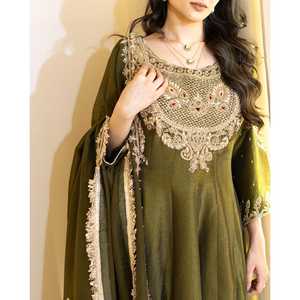 Ensemble haut-bas et dupatta pour femmes avec broderie et travail de séquence - Product Image 4