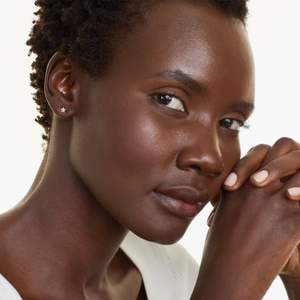 Boucles d'oreilles clous en argent 925 de luxe avec moissanite et diamant, forme étoile, design géométrique élégant, sertissage pavé étincelant, bijoux fins, cadeau - Product Image 2