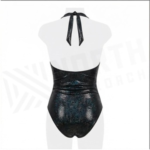 Ensemble de yoga 2 pièces imprimé papillon bleu avec finition dorée, body à col en V profond et jupe portefeuille longueur genou - Product Image 2