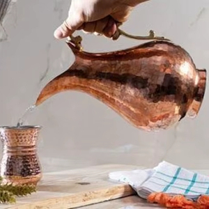 Ensemble de carafes en cuivre martelé design avec pichet à eau en verre, fournisseur en gros pour l'exportation en Inde - Product Image 1