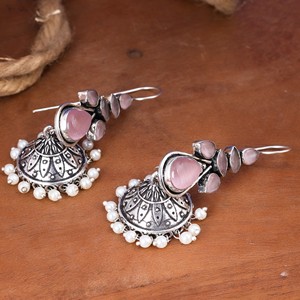 Pendientes Jhumka Étnicos Bohemios Indios de Latón Plateado Antiguo con Piedra Monalisa e Imitación de Perla para Mujer, MOQ Disponible - Product Image 5