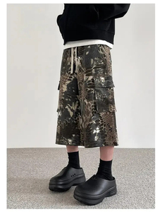 Shorts cargo camouflage pour homme, taille mi-haute, cordon de serrage, style streetwear, pantalon capri avec poches, tissu polyester respirant - Product Image 1