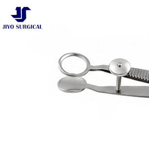 คีมจับกระจกตาแบบมืออาชีพ ยี่ห้อ Lambert รุ่น Chalazion Forcep ขนาดเล็ก 3 5/8 นิ้ว พร้อมสกรูล็อคแบบหมุนและด้ามจับแบบแบน - Product Image 2
