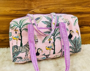 Nouvel Arrivage Sac de Voyage Bohème Matelassé pour Femme Fait Main avec Motif Imprimé au Bloc Personnalisé en Toile de Coton et Poignée en Corde - Product Image 1