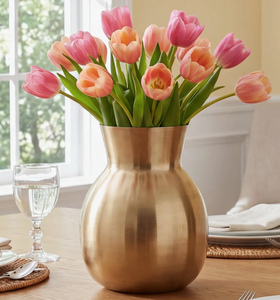 Nouveau vase en métal fait main avec un design luxueux pour la décoration commerciale, finition dorée polie, forme et taille personnalisées - Product Image 1