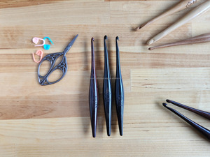 Crochets à tricoter en bois faits à la main, matériaux écologiques, durables, prise en main confortable, parfaits pour les amateurs de tricot et les cadeaux - Product Image 2