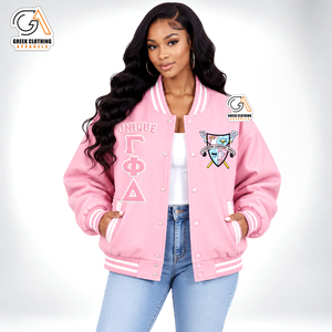 Veste universitaire rose Gamma Phi Delta pour femmes, 100% polyester, imperméable, avec patch brodé, manches longues, col rabattable - Product Image 1