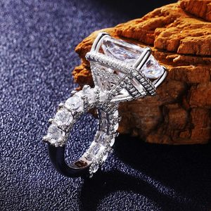 Anillo de compromiso y boda para mujer con esmeralda principal de 5 quilates, diamantes redondos de talla brillante en los laterales, D VVS, oro blanco de 14 quilates. - Product Image 2