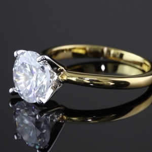 Anillo de Compromiso Solitario con Diamante Cultivado en Laboratorio, Corte Brillante Redondo, 4 Puntas, Oro, Anillo de Compromiso Clásico Minimalista - Product Image 3