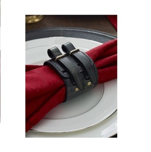 Anneau de serviette en cuir décoratif pour la décoration de table de mariage et d'événements, au style attrayant et élégant - Product Image 1
