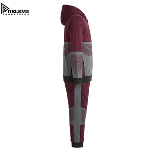 Conjunto Deportivo para Hombre en Color Borgoña y Gris con Estampado de Panal de Abeja, Conjunto Técnico de Dos Piezas con Sudadera con Capucha y Cierre de Media Cremallera y Pantalones Deportivos - Product Image 3