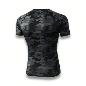 Camiseta de manga corta con estampado de camuflaje para hombre, corte ajustado, cuello redondo, secado rápido, deportiva, de poliéster tejido, longitud regular, algodón premium - Product Image 3