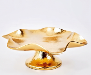 Bol en métal doré martelé fait main avec bord ondulé, design élégant et poli, idéal pour servir des aliments lors de fêtes, centre de table décoratif - Product Image 1