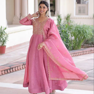 Ensemble de robe Anarkali élégante en or brodé de Zari et de paillettes avec dupatta |   Vêtements de mariage et de fête pour femmes - Product Image 1