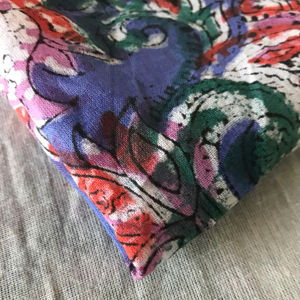 Tela de algodón estampada a mano – Diseño floral paisley abstracto sobre base azul índigo |   Textiles Artesanales Indios - Product Image 3