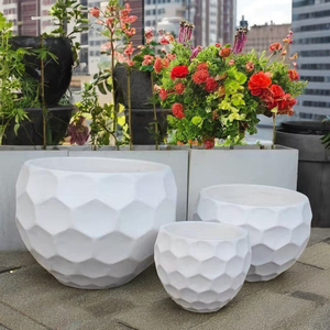 Juego de lujo de 3 macetas de hormigón para elegantes detalles verdes en jardines y parques públicos - Product Image 3