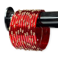 Ensemble de bracelets en verre rouge Kashmiri Rich Raindrop avec des pierres dorées étincelantes et des perles pour les mariages et les looks tendance